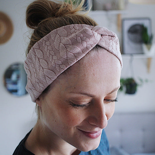 haarband-zopfmuster-gestrickt-pastell-rosa-twist