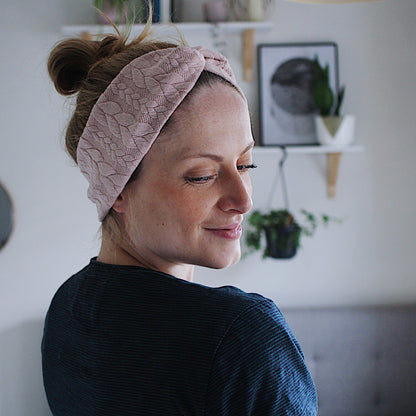 haarband-zopfmuster-gestrickt-pastell-rosa-twist